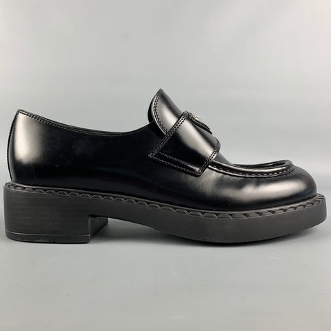 PRADA Talla 7.5 Mocasines de cuero negro con logo triangular
