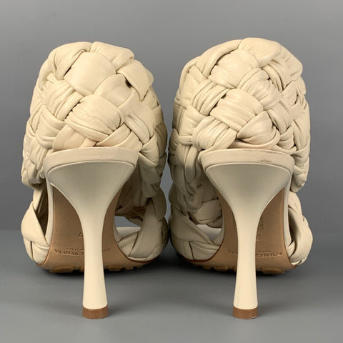BOTTEGA VENETA Sandalias de tacón de cuero tejido Intrecciato blanco roto Talla 7