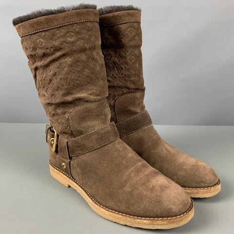LOUIS VUITTON Talla 7 Botas sin cordones con logo de ante marrón