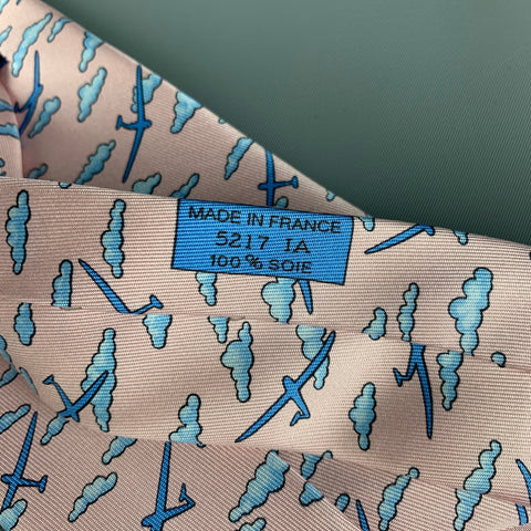 HERMES 5217 IA Corbata de seda con estampado de nubes azul claro rosa