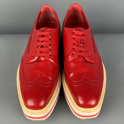 PRADA Talla 6 Zapatos con punta de ala perforada de cuero blanco rojo