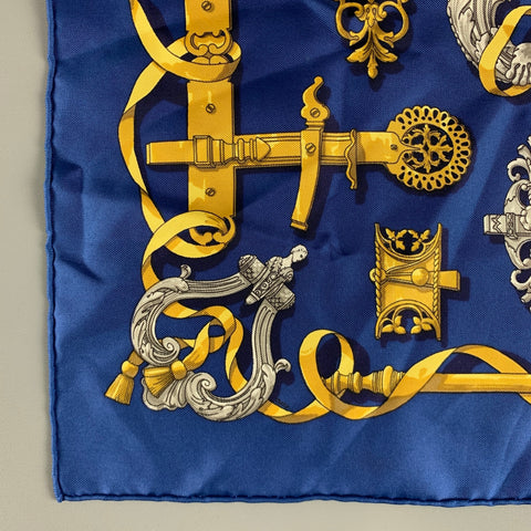 HERMES Carré de Poche en Soie Baroque Jaune Marine