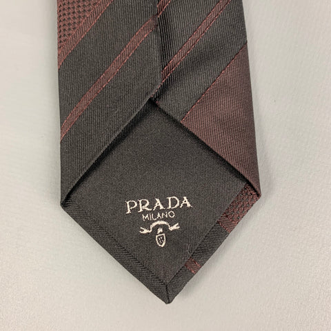 PRADA Corbata de seda con rayas diagonales en marrón y negro