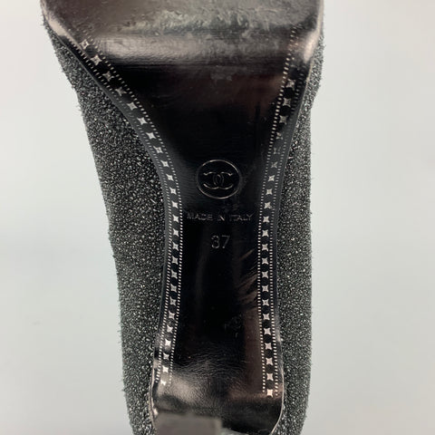 CHANEL Talla 7 Zapatos de tacón con textura brillante color carbón y gris