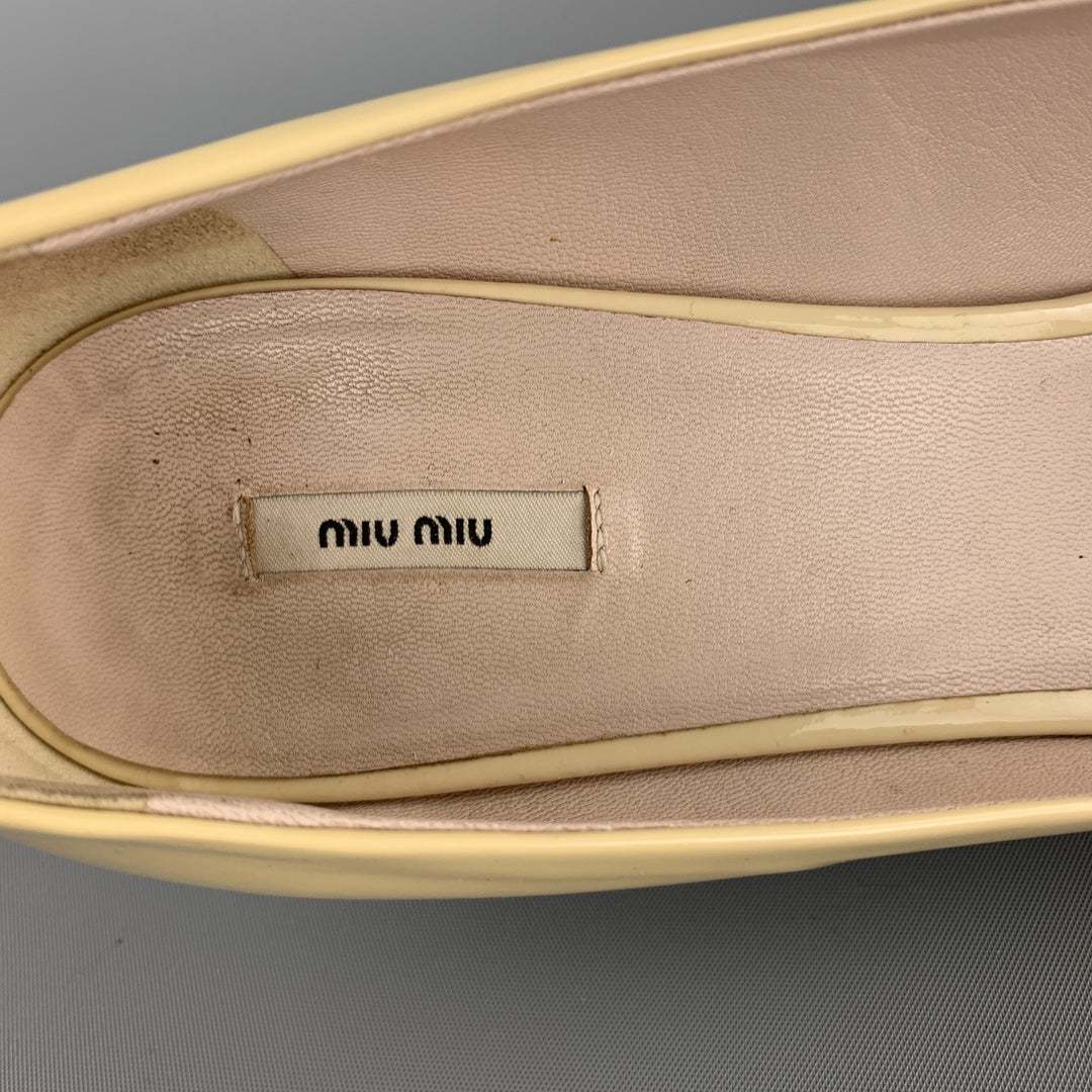 MIU MIU Zapatos de tacón de gatito de charol beige talla 9