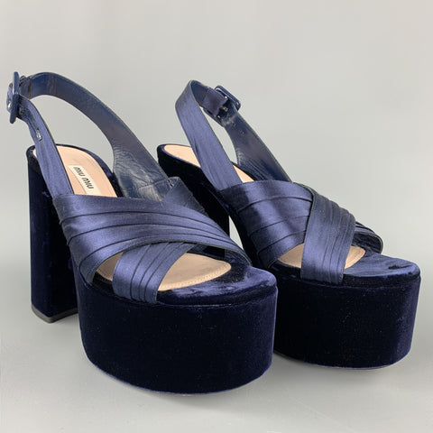 MIU MIU Sandalias con plataforma de tacón grueso de terciopelo azul marino talla 8
