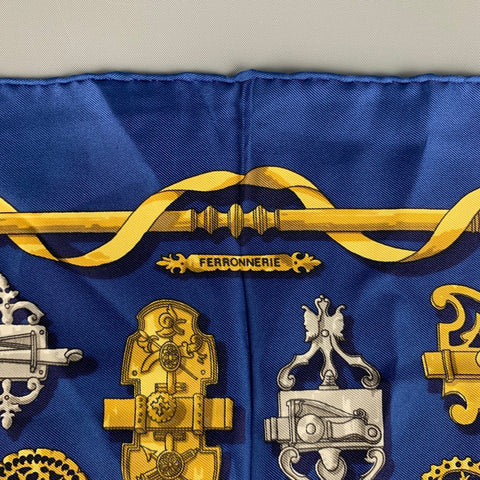 HERMES Carré de Poche en Soie Baroque Jaune Marine