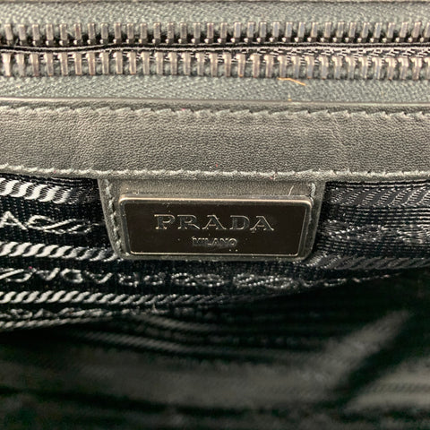 PRADA Sac bandoulière en nylon noir avec bordure en cuir