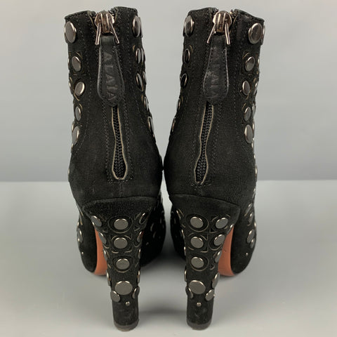 ALAIA Talla 7.5 Botas con cremallera trasera de ante con tachuelas de cuero negro