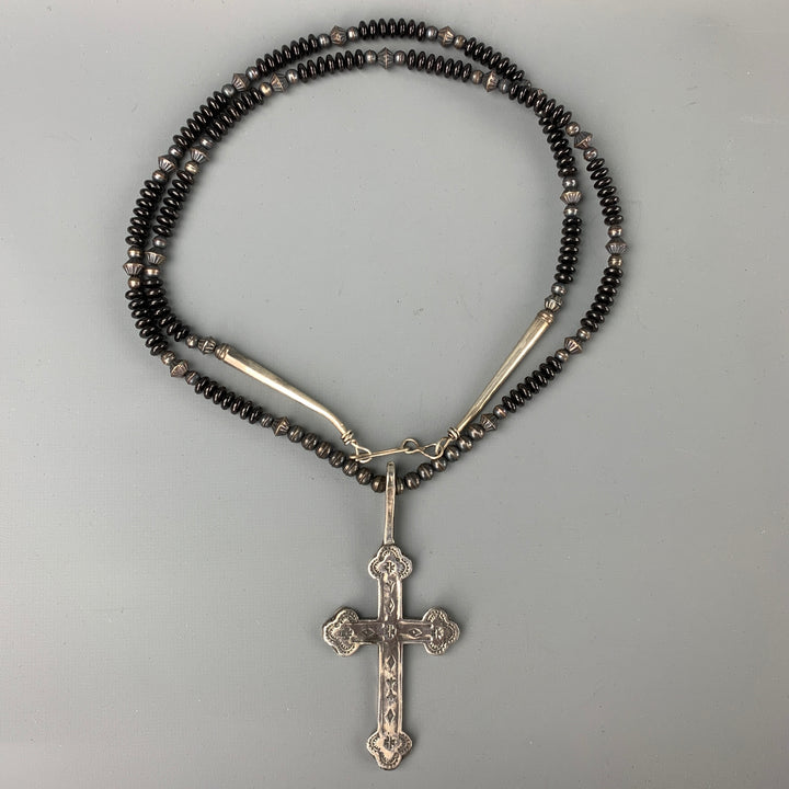 VINTAGE Collar de cruz grande con cuentas plateadas y negras