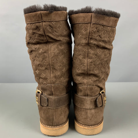 LOUIS VUITTON Talla 7 Botas sin cordones con logo de ante marrón