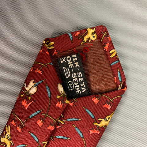 SALVATORE FERRAGAMO Corbata de seda con estampado de conejitos en color burdeos