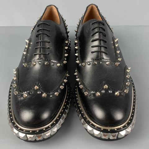 CHRISTIAN LOUBOUTIN Talla 8 Zapatos con cordones y punta de ala de cuero con tachuelas negros