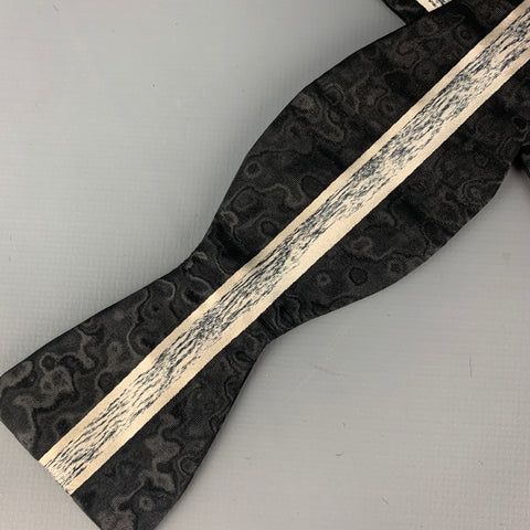 Pajarita de seda a rayas blancas y negras de SULKA