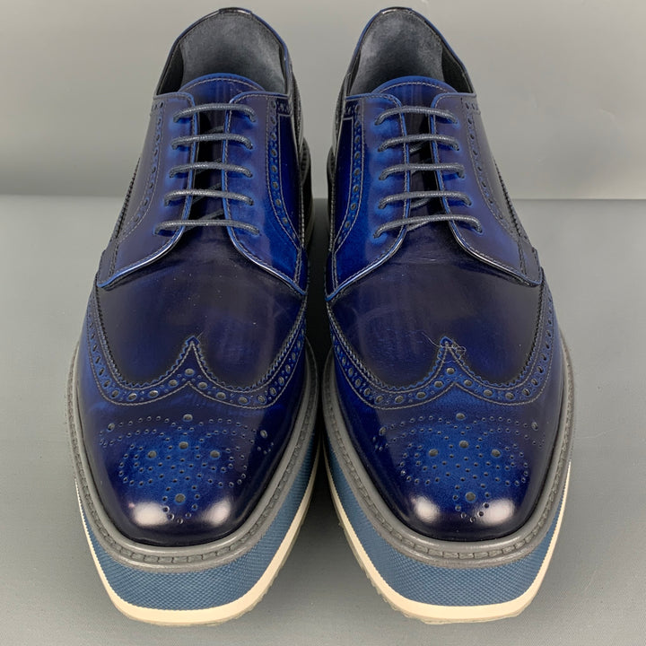 PRADA Talla 9 Zapatos con cordones y plataforma con punta de ala de cuero perforado azul