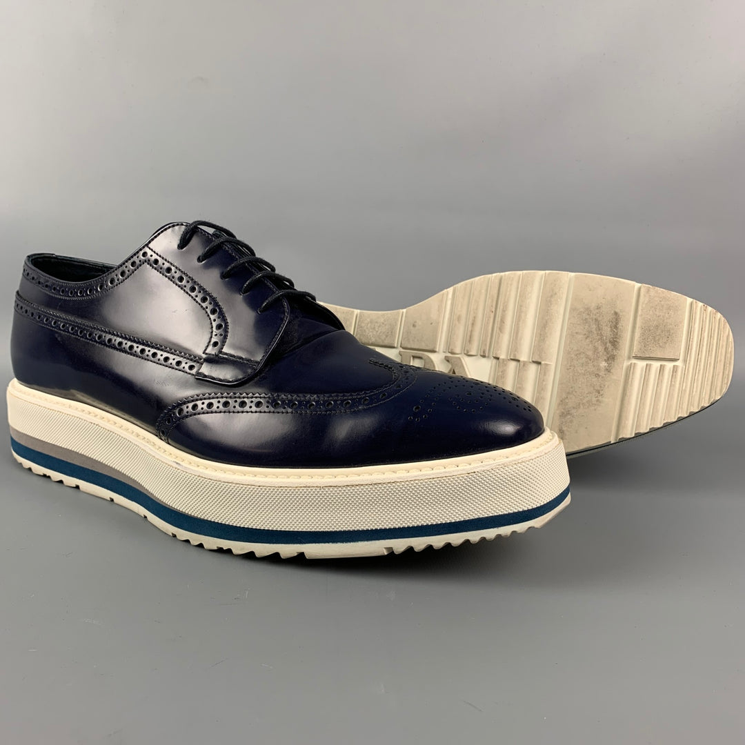 PRADA Taille 12 Chaussures à lacets en cuir perforé bleu marine et blanc