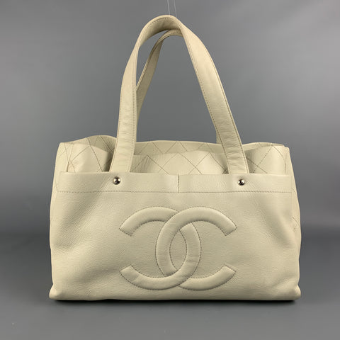 Bolso tote de cuero acolchado color marfil CHANEL