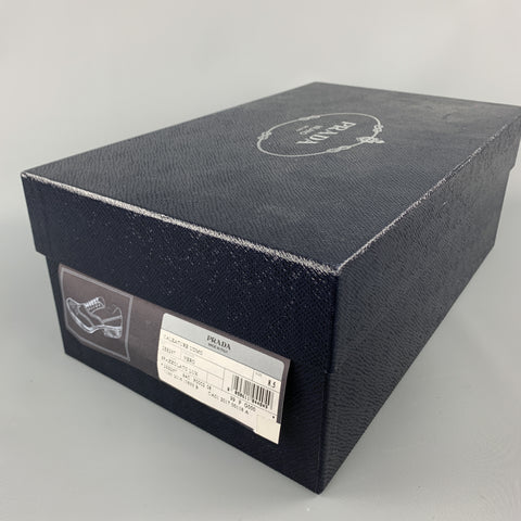 PRADA Taille 9,5 Oxfords à lacets en cuir clouté noir avec bout d'aile