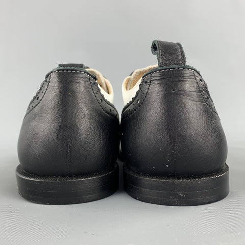 COMME des GARCONS Talla 8 Zapatos brogue de cuero perforado en blanco y negro