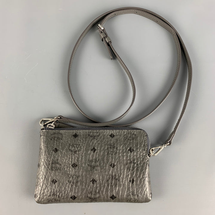Bolso tipo cartera de cuero con monograma gris y negro de MCM
