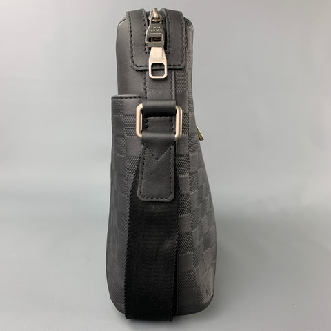 LOUIS VUITTON Sac messager District en cuir Damier Infini noir