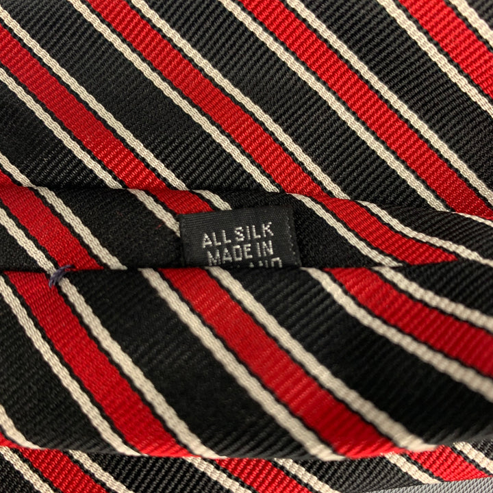 Corbata de sarga de seda con rayas diagonales en negro, rojo y blanco de HARVIE &amp; HUDSON