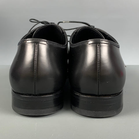 PRADA Talla 10.5 Zapatos con cordones y punta cuadrada de cuero negro