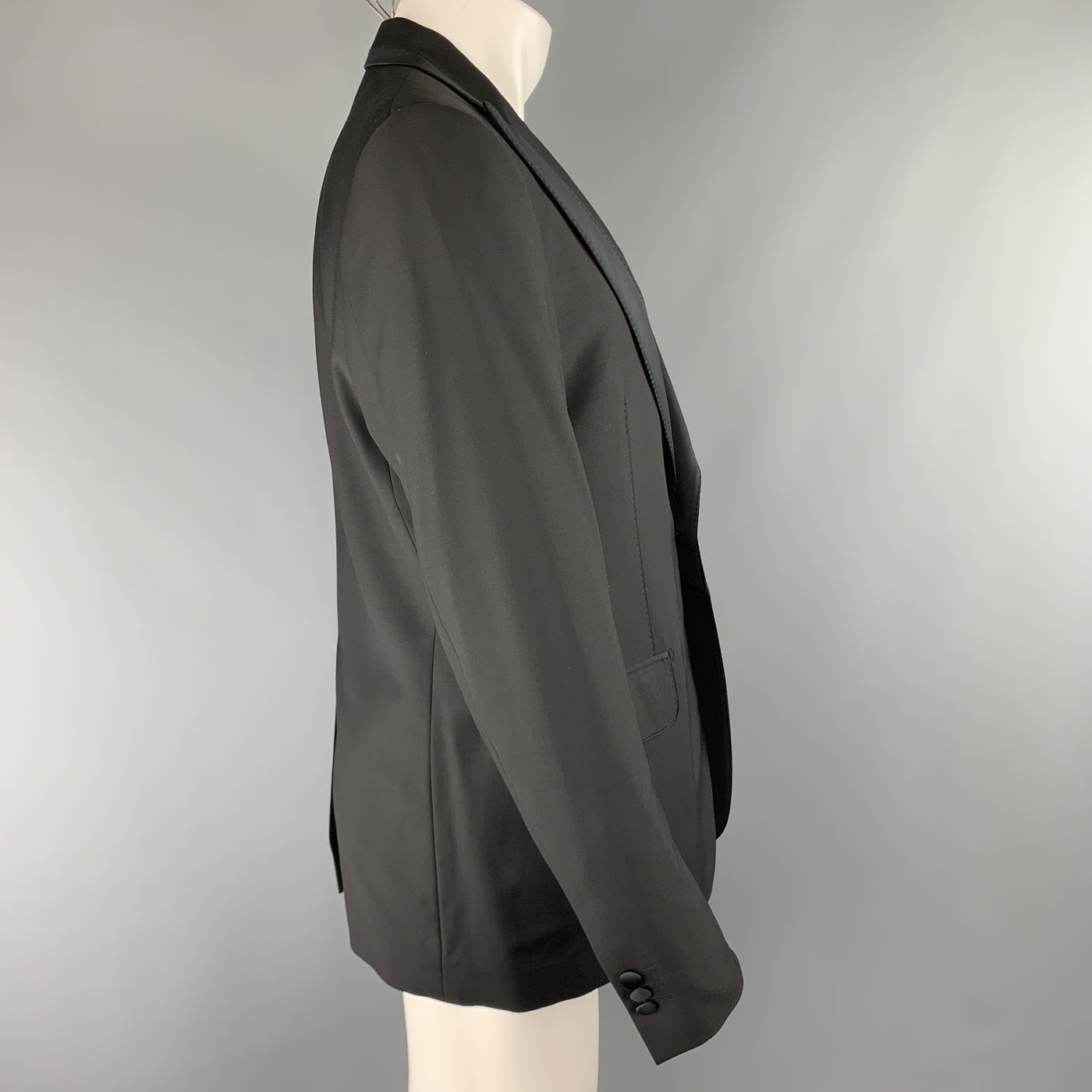 SALVATORE FERRAGAMO Size 40 Black Wool Satin Panel Peak Lapel Sport Coat