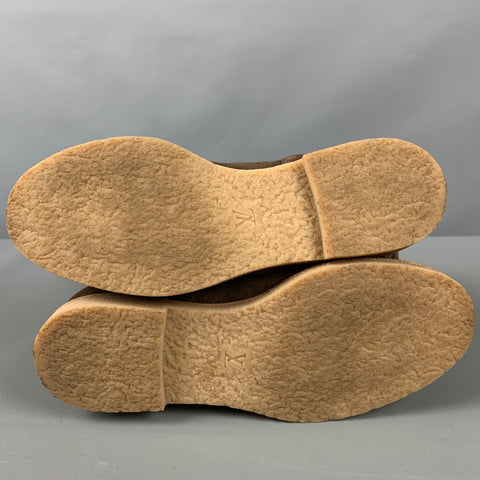 LOUIS VUITTON Talla 7 Botas sin cordones con logo de ante marrón