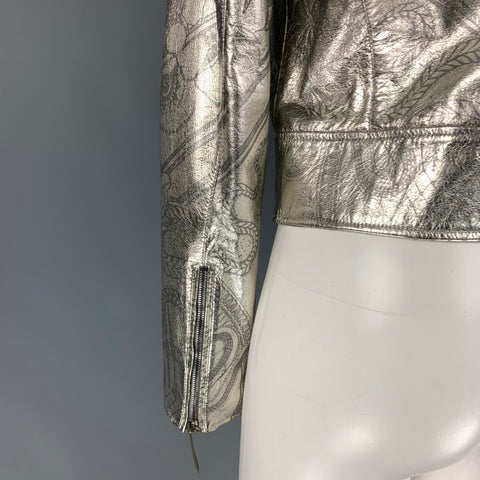 ROBERTO CAVALLI Talla 4 Chaqueta motera recortada metálica de cuero con estampado plateado