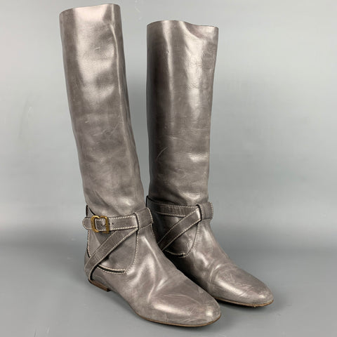CHLOE Talla 8.5 Botas Julie con correa en el tobillo desgastada de cuero gris