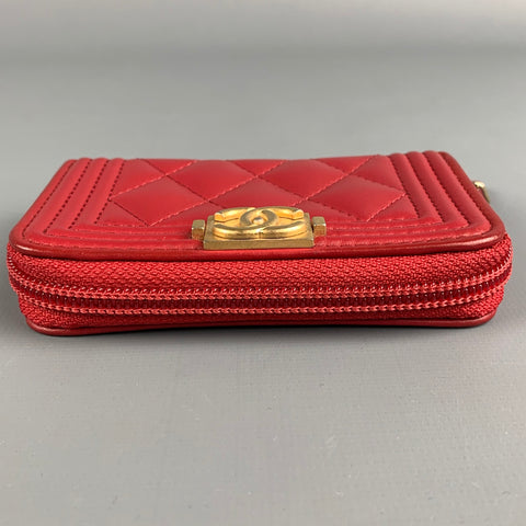 Monedero con cremallera alrededor de cuero acolchado de caviar rojo CHANEL