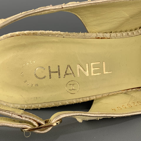 CHANEL Talla 8.5 Zapatos de tacón CC con tira trasera en piel de serpiente de color amarillo pastel
