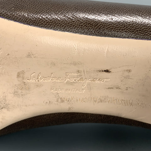 SALVATORE FERRAGAMO Taille 8.5 Escarpins mocassins Gancini en cuir taupe doré