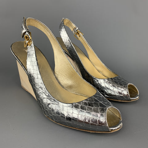 MIU MIU Sandalias de cuña con tira trasera y punta abierta con piel de serpiente plateada, talla 7