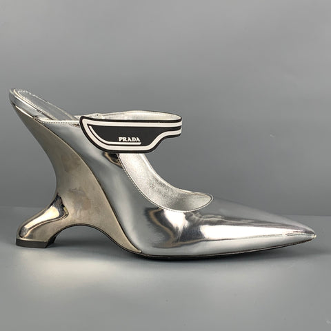 Zapatos de tacón tipo mulas de charol plateado PRADA talla 7.5