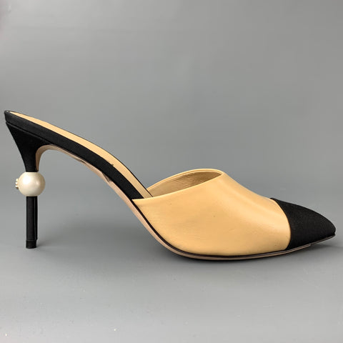 CHANEL Talla 11 Zapatos de tacón CC con perlas de cuero de grosgrain en dos tonos en beige y negro
