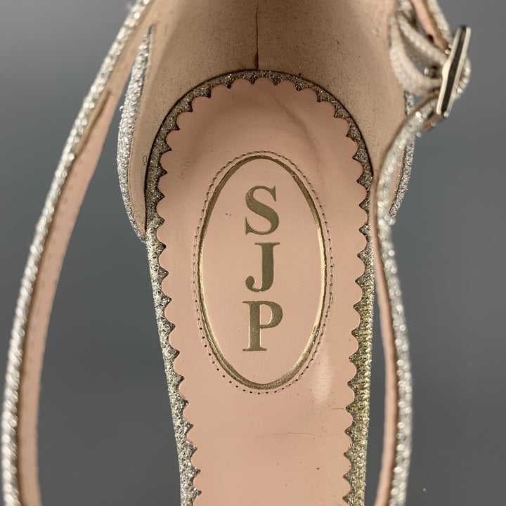 SJP Talla 9 Zapatos de tacón Carrie con correa en T de tela metálica plateada