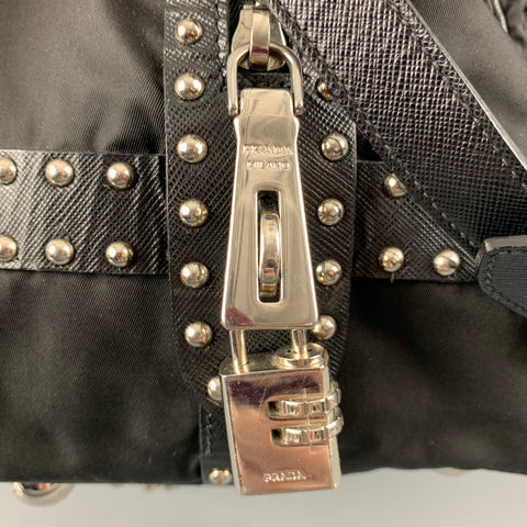 Sacs de sport en nylon avec garniture en cuir clouté noir PRADA