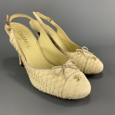 CHANEL Talla 8.5 Zapatos de tacón CC con tira trasera en piel de serpiente de color amarillo pastel