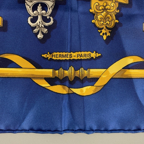 HERMES Carré de Poche en Soie Baroque Jaune Marine