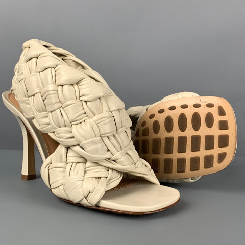 BOTTEGA VENETA Sandalias de tacón de cuero tejido Intrecciato blanco roto Talla 7