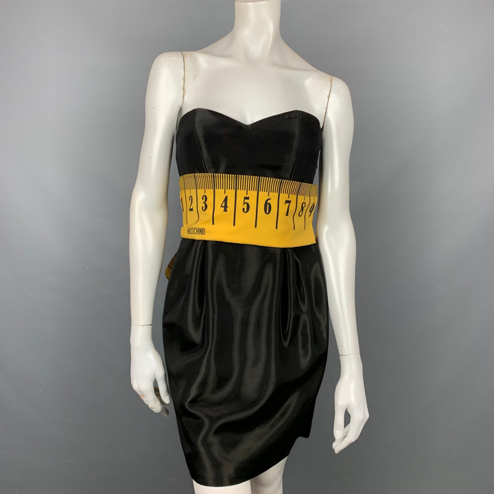 MOSCHINO COUTURE Pre-Fall 15 Vestido de cóctel con lazo y cinta métrica en mezcla de rayón negro y amarillo Talla 6